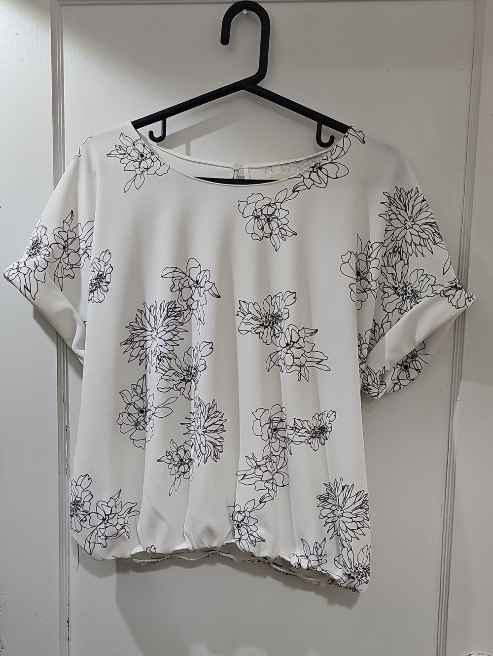 MELLODAY White Floral Outline Short Sleeve Blouse